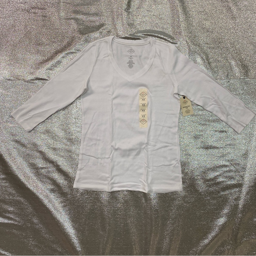 NWT White V-Neck 3/4 Sleeve Top